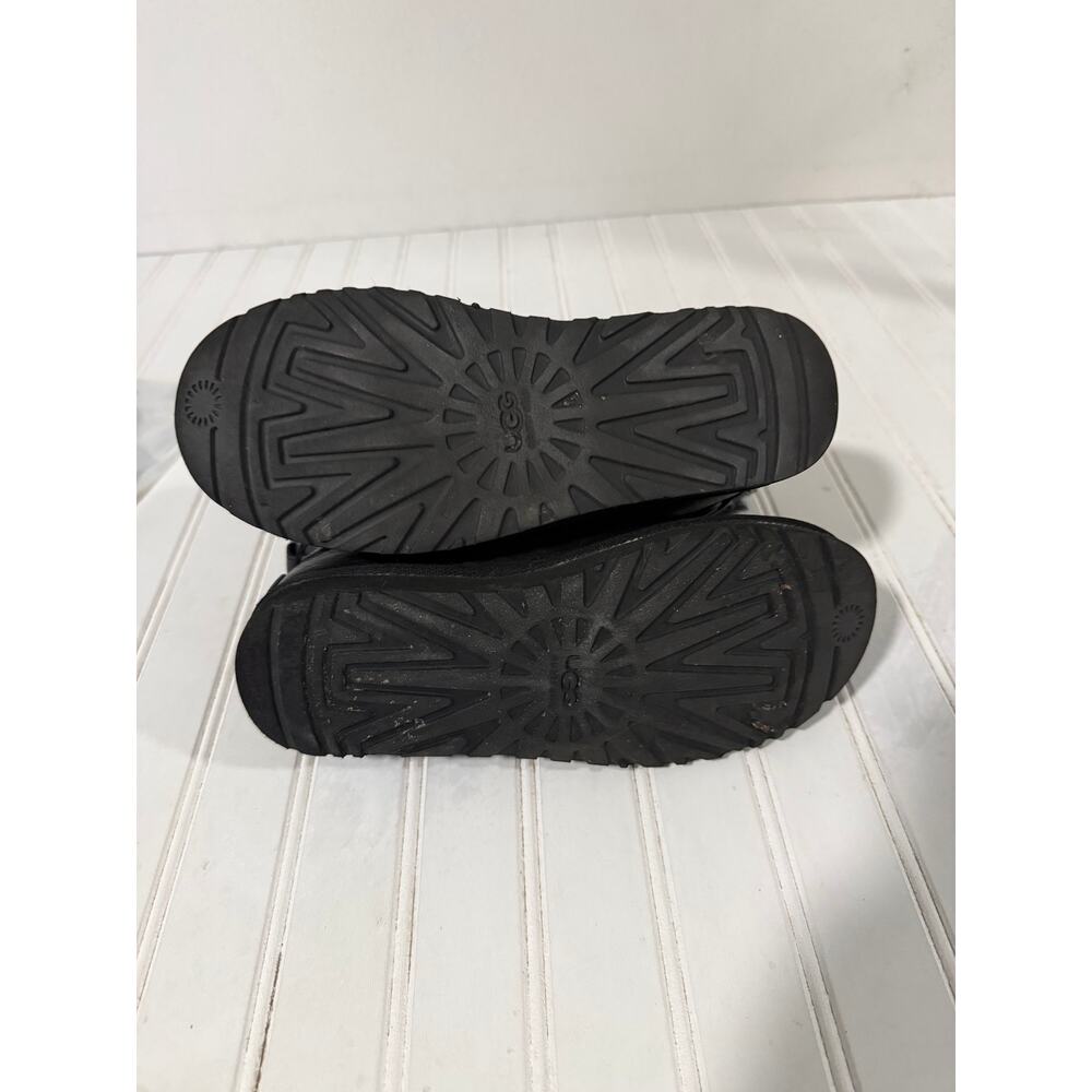 Women’s US 7 suede leather upper sheepskin lining, and blown rubber sole. - Picture 2 of 16